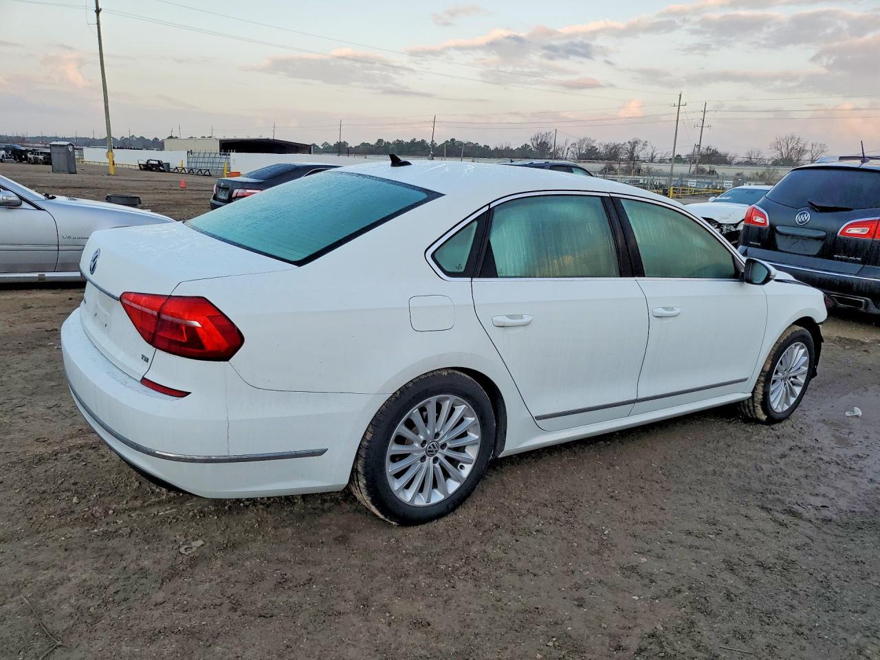 2016 Volkswagen Passat Se - Фото 3