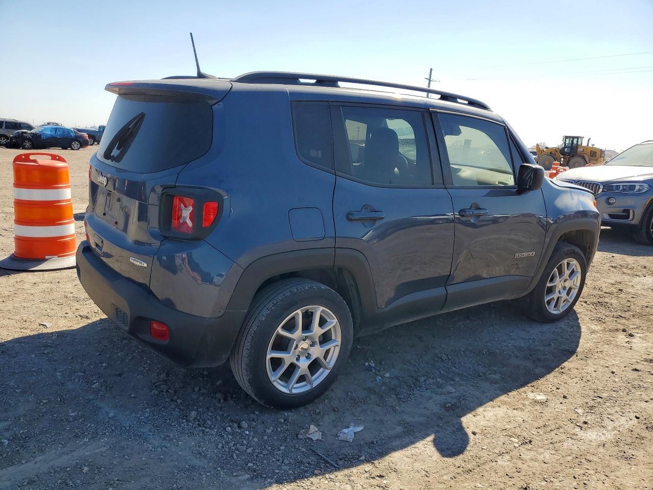2022 Jeep Renegade Latitude - Image 3