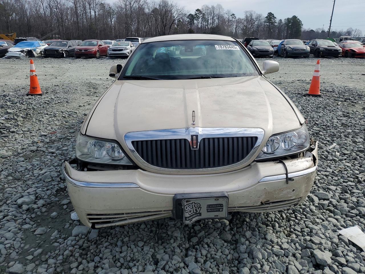 2003 Lincoln Town Car Signature - Image 5