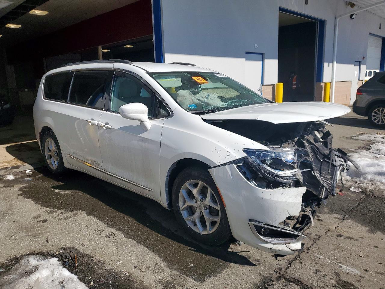 2017 Chrysler Pacifica - Image 4