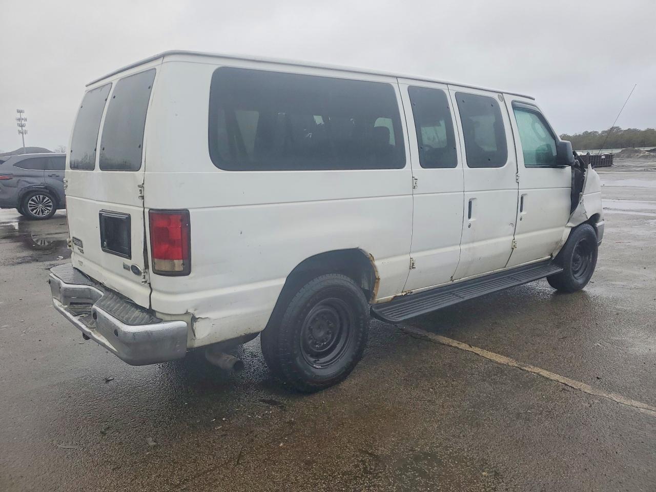 2011 Ford Econoline E350 Super Duty Wagon - Фото 3