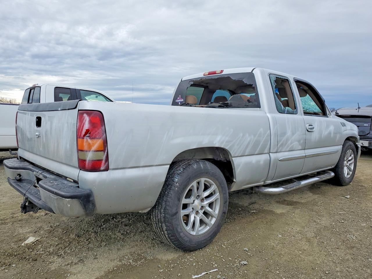 2003 GMC New Sierra C1500 - Фото 3
