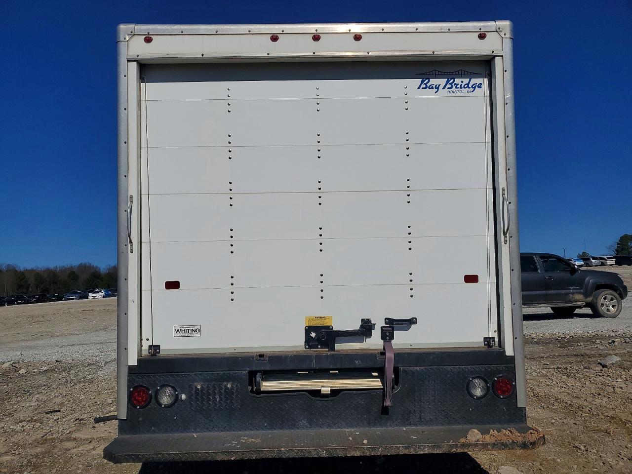 2017 Ford E350 Super Duty Box Truck - Фото 6