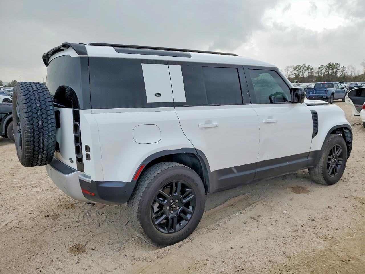 2023 Land Rover Defender 110 S - Фото 3