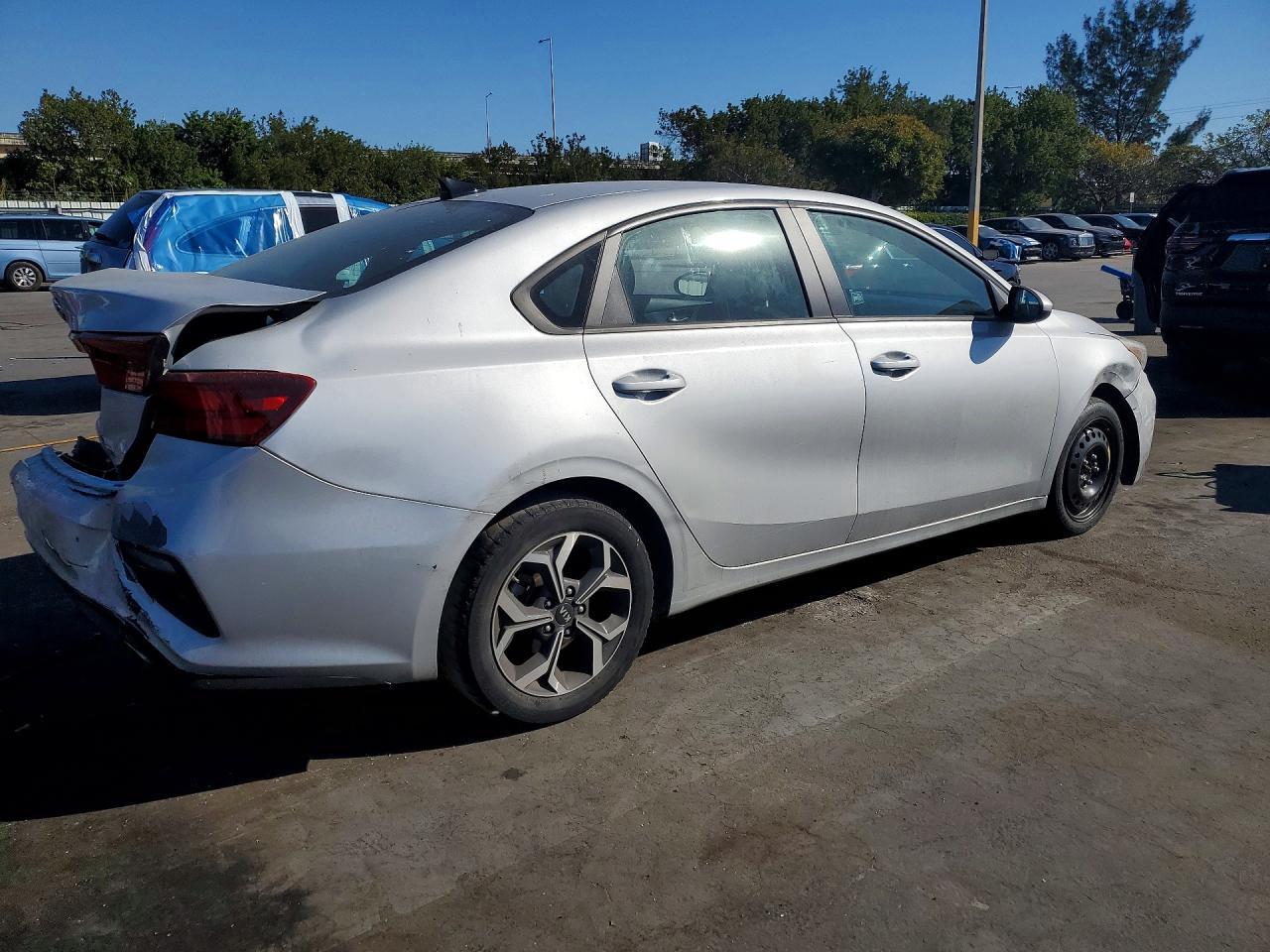 2021 Kia Forte Lxs - Image 3