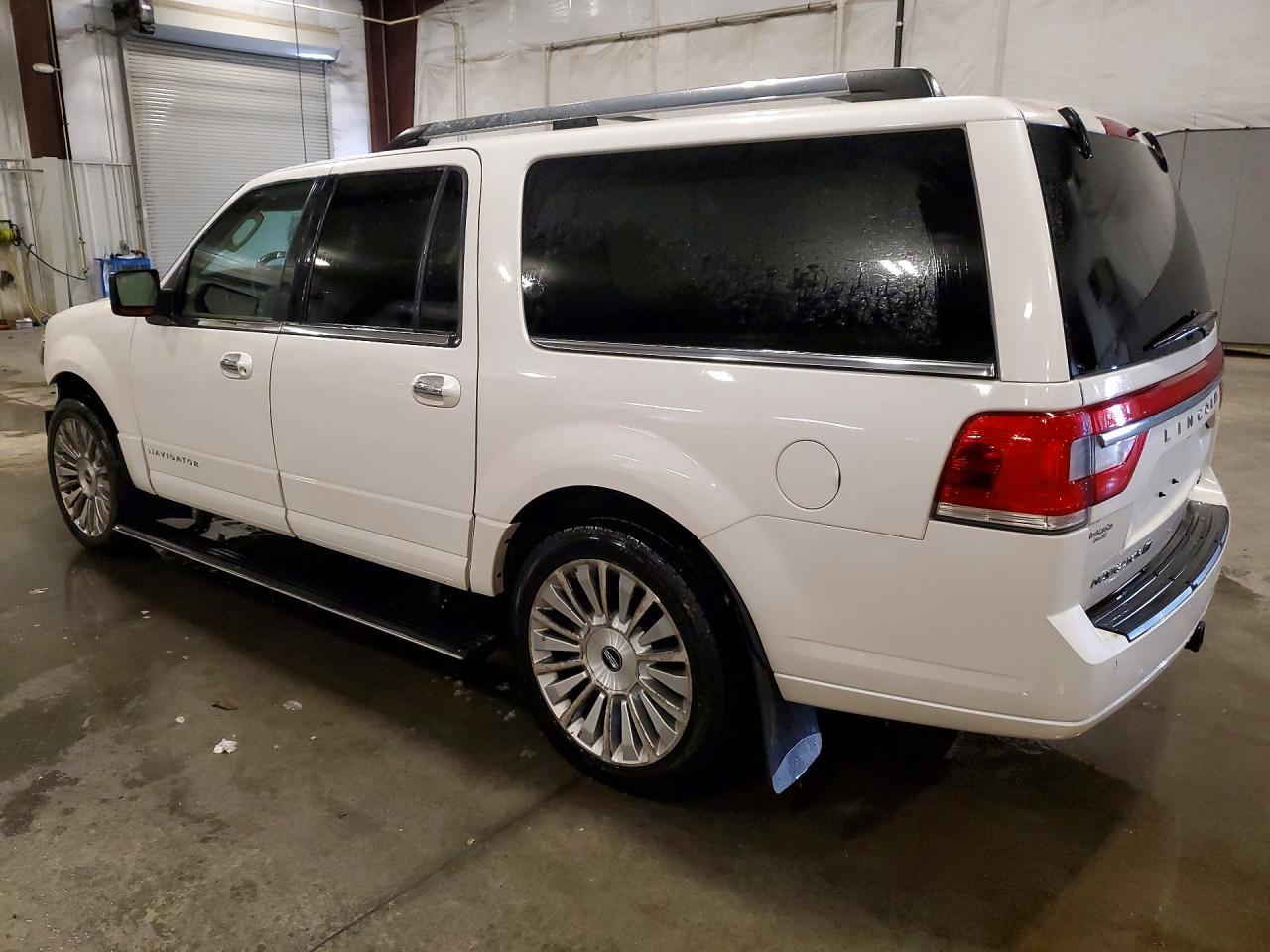 2015 Lincoln Navigator L - Image 2