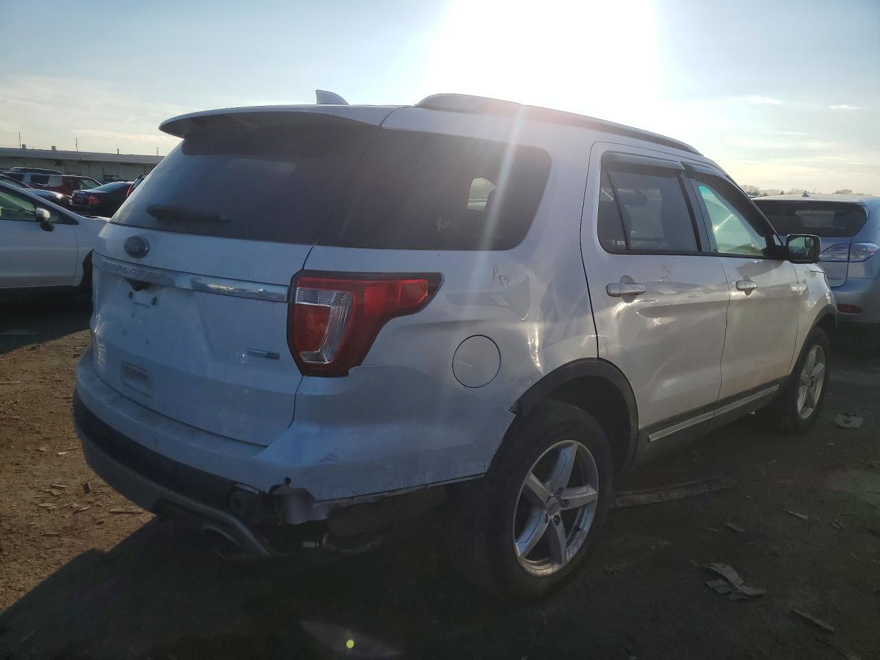 2016 Ford Explorer Xlt - Фото 3