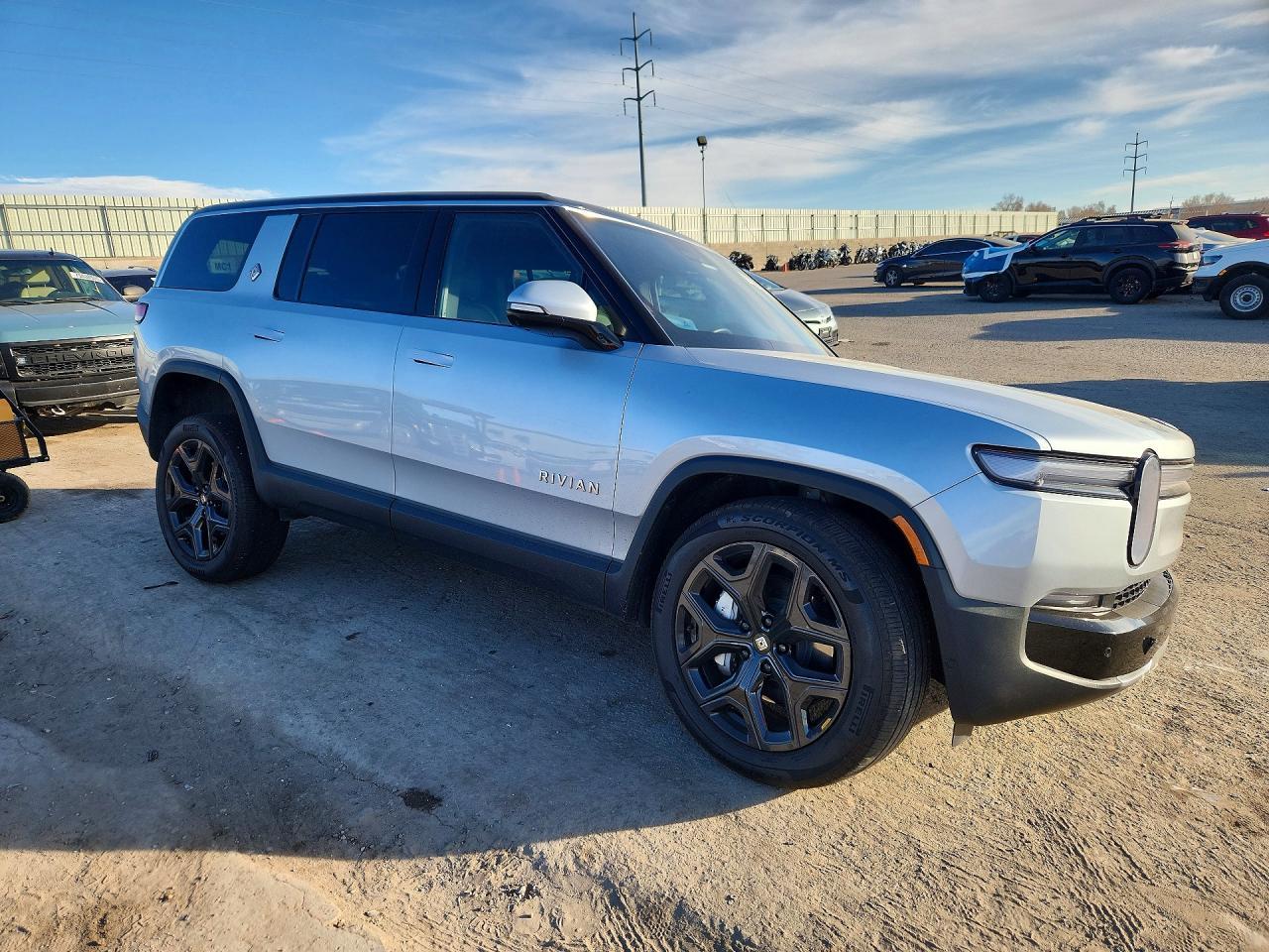 2025 Rivian R1S Adventure - Фото 4