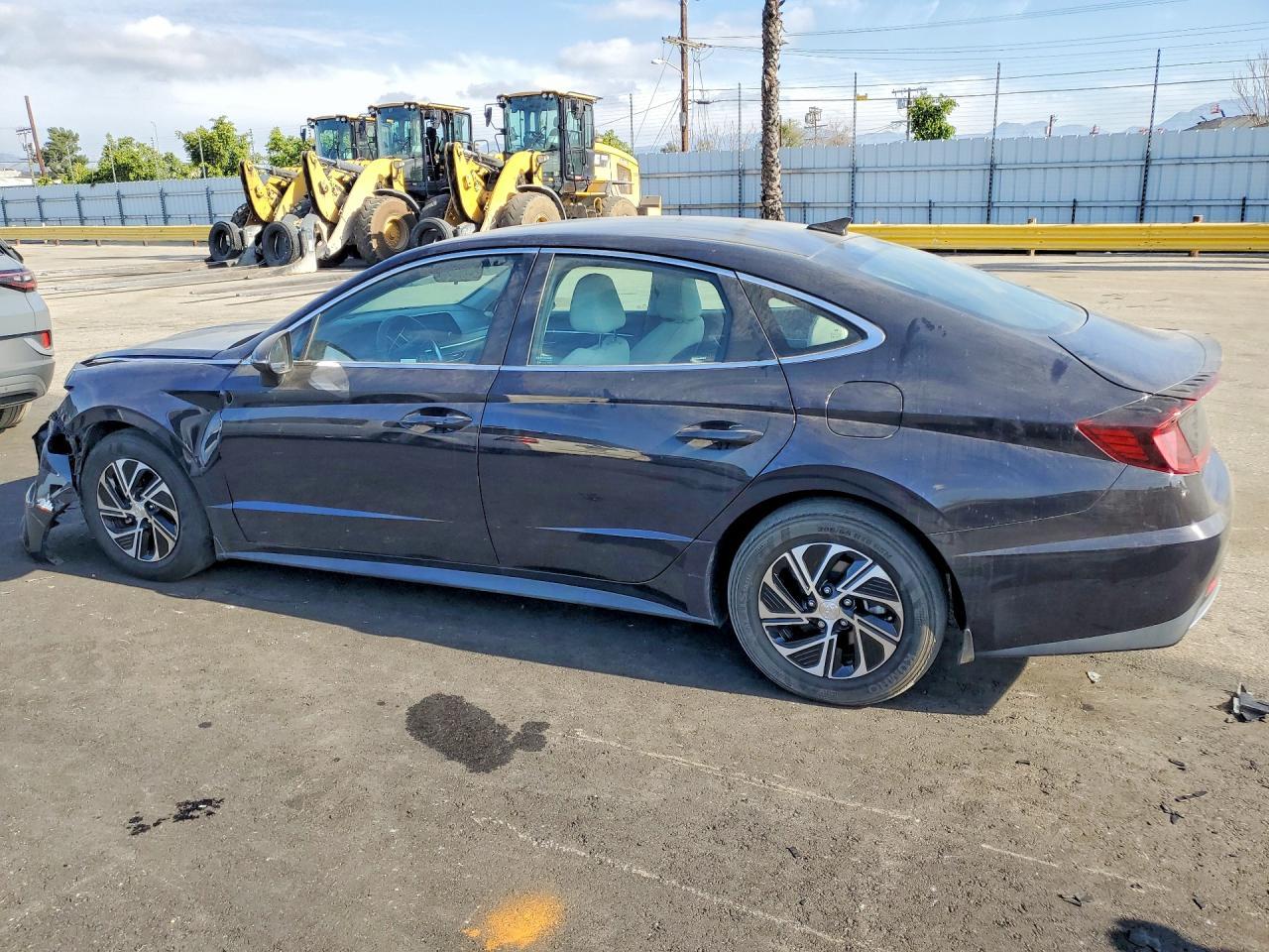 2023 Hyundai Sonata Hybrid - Image 2