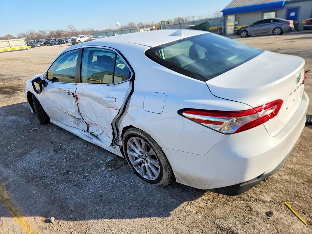 2019 Toyota Camry L - Фото 2