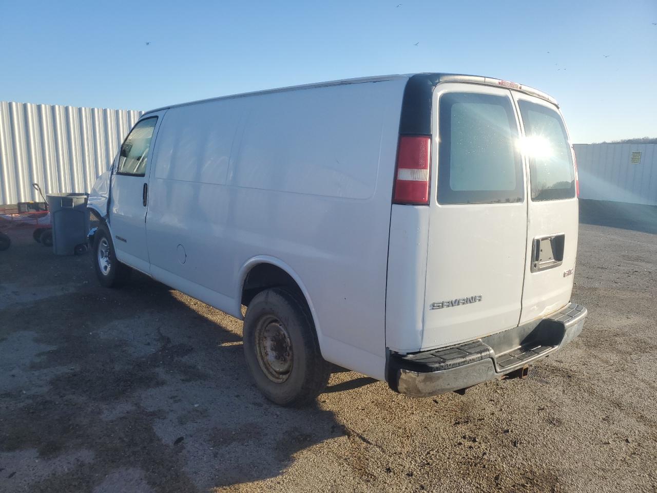 2004 GMC Savana G2500 - Image 2