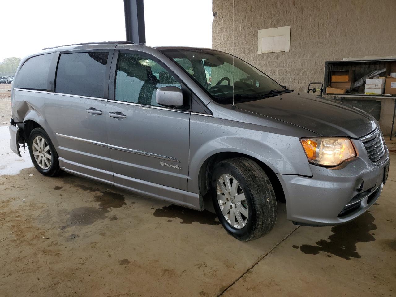 2015 Chrysler Town & Country Touring - Image 4