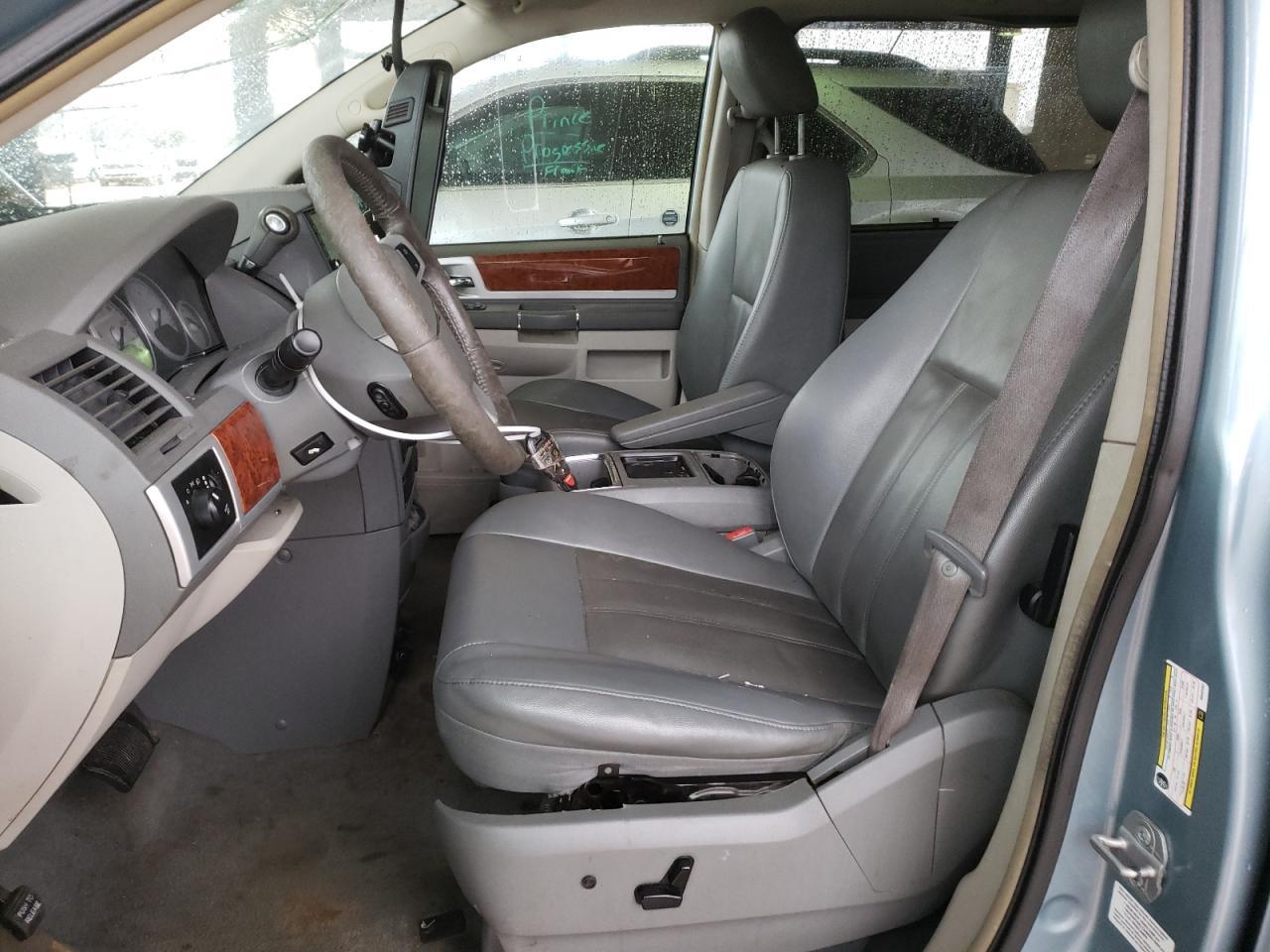 2009 Chrysler Town & Country Touring - Image 7