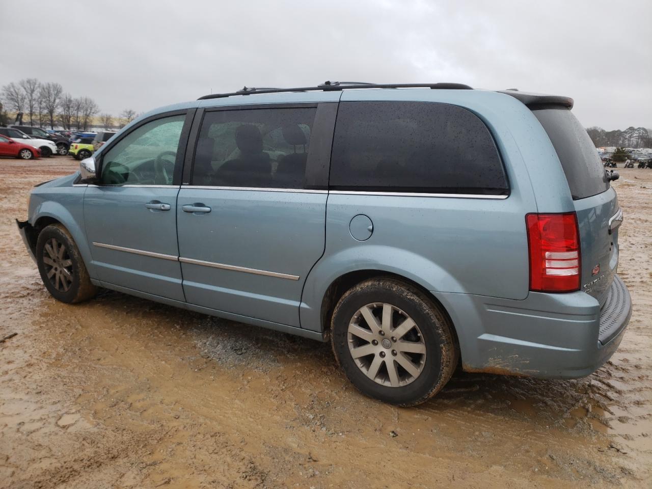 2009 Chrysler Town & Country Touring - Image 2