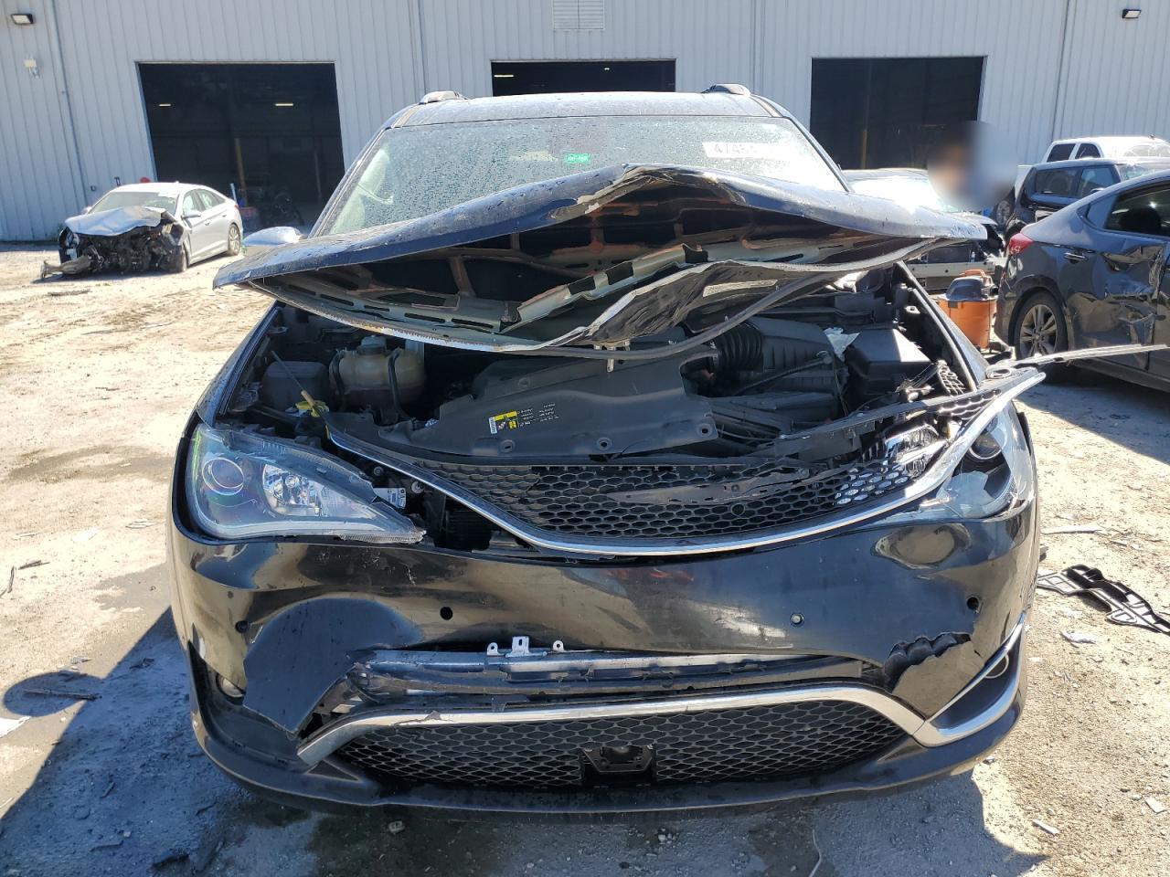 2017 Chrysler Pacifica Limited - Image 5