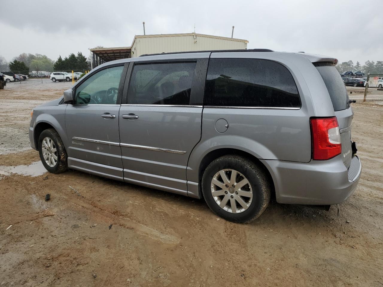 2015 Chrysler Town & Country Touring - Image 2