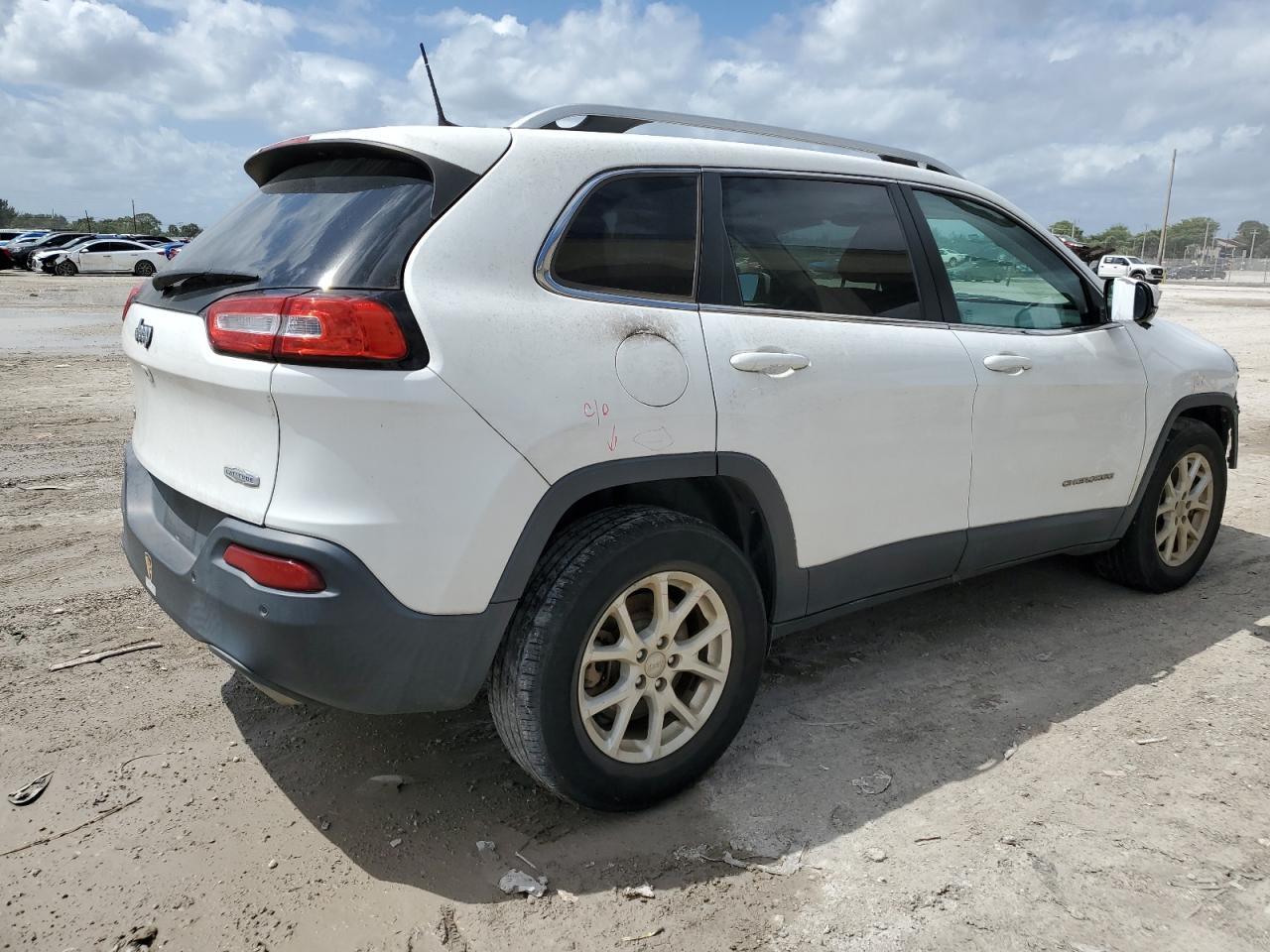 2016 Jeep Cherokee Latitude - Image 3