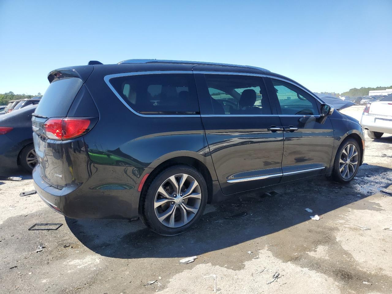 2017 Chrysler Pacifica Limited - Image 3
