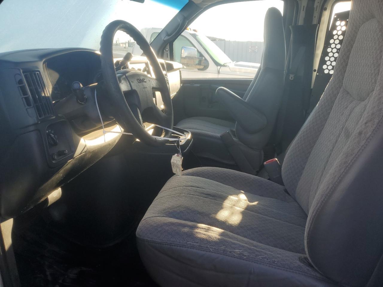2004 GMC Savana G2500 - Image 7