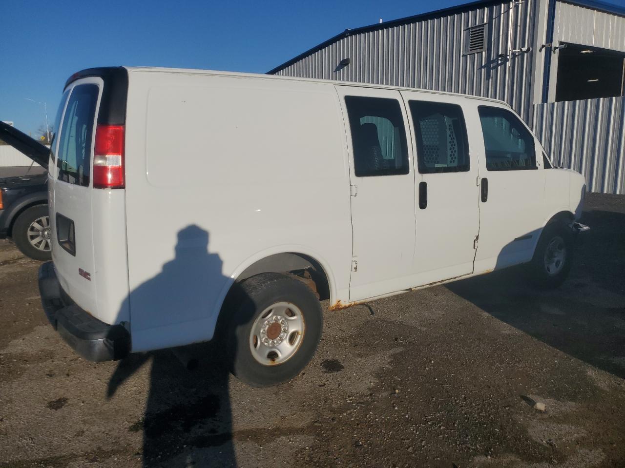 2004 GMC Savana G2500 - Image 3