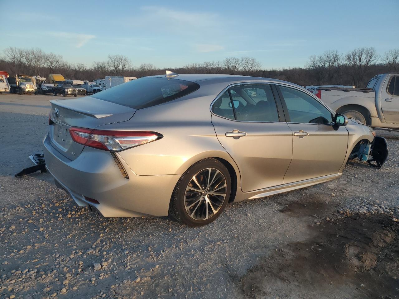 2020 Toyota Camry Se - Image 3