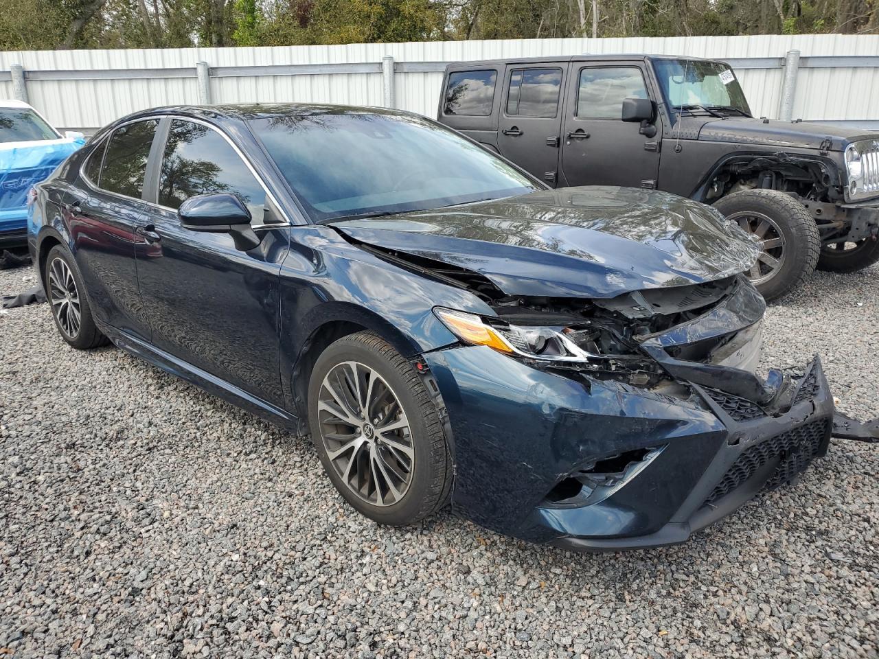 2020 Toyota Camry Se - Фото 4