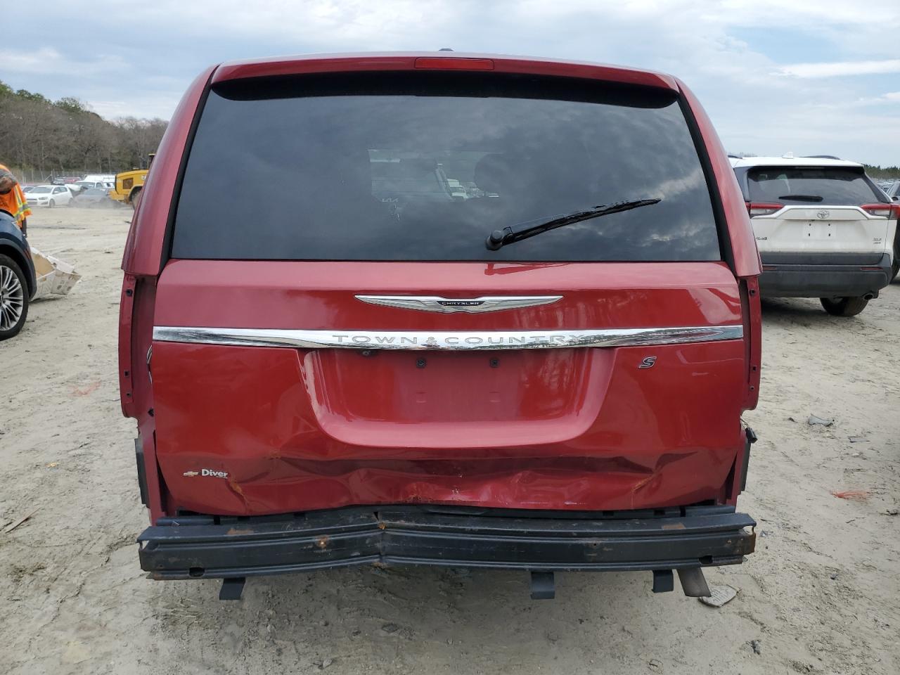 2015 Chrysler Town & Country S - Фото 6