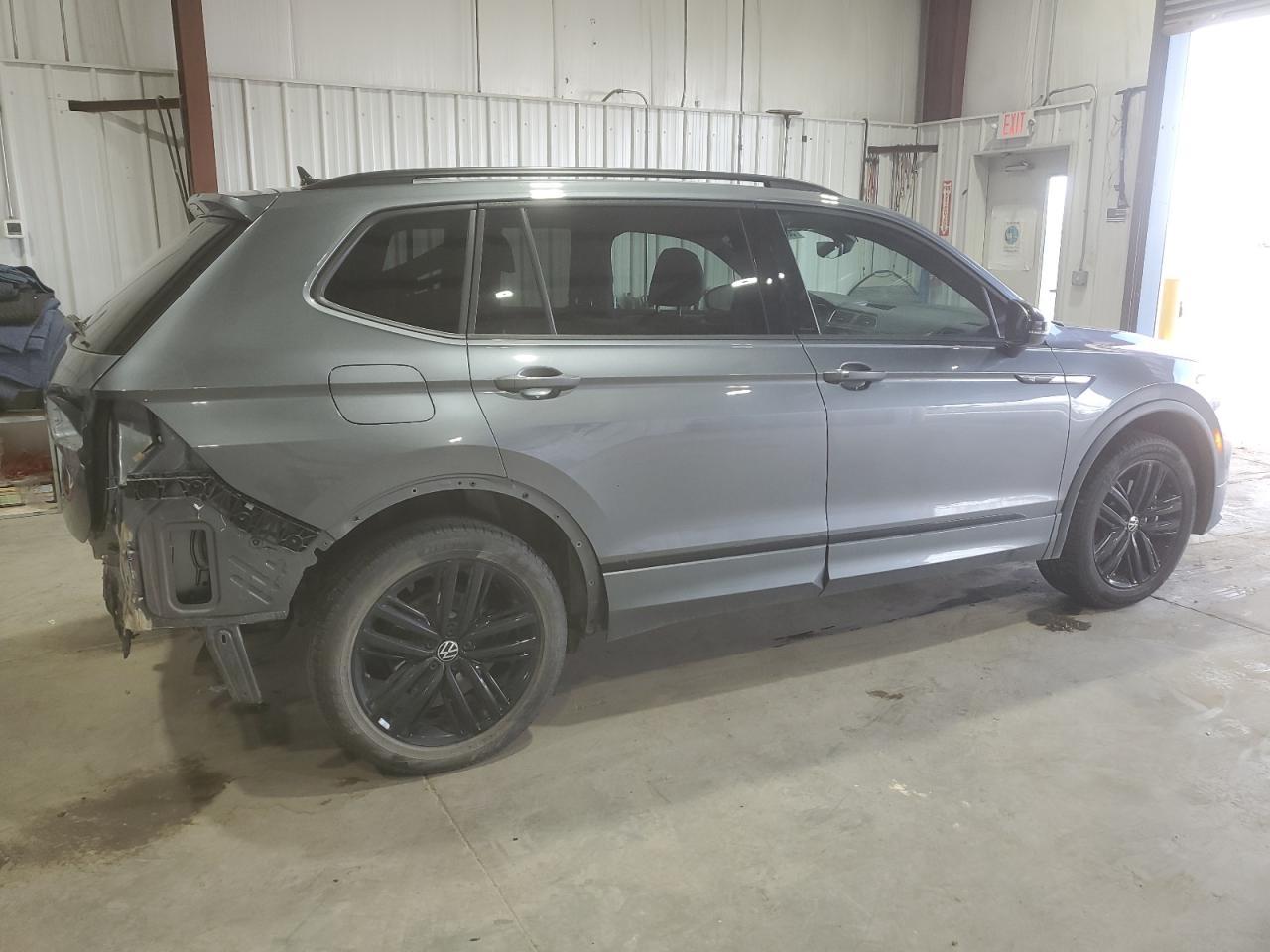 2022 Volkswagen Tiguan Se R-Line Black - Image 3