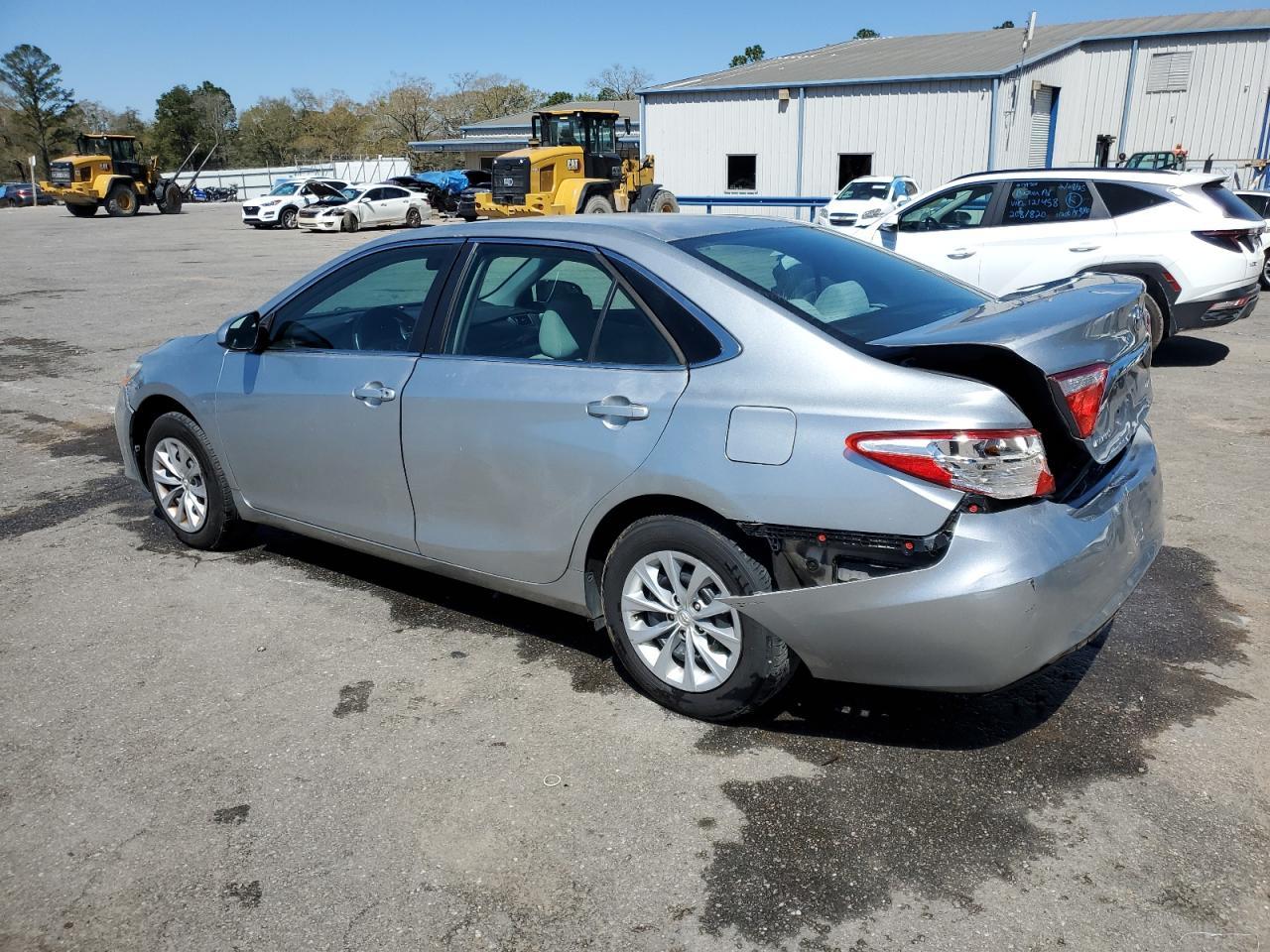 2016 Toyota Camry Le - Фото 2