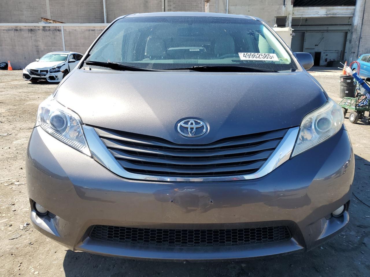 2011 Toyota Sienna Xle - Image 5