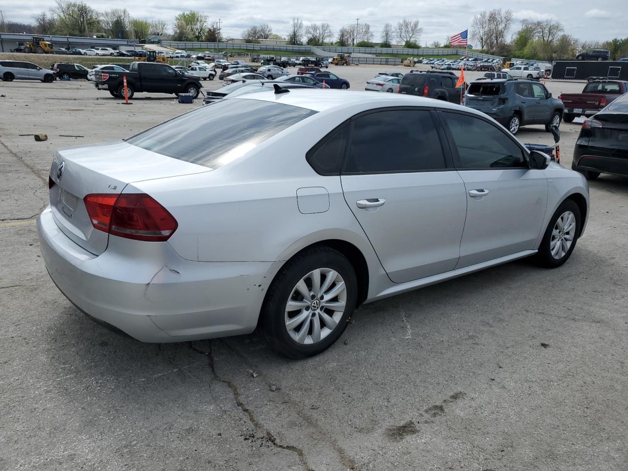 2014 Volkswagen Passat S - Фото 3