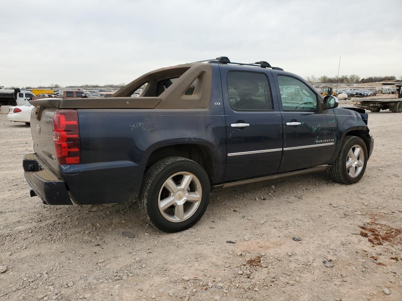 2010 Chevrolet Avalanche Ltz - Image 3