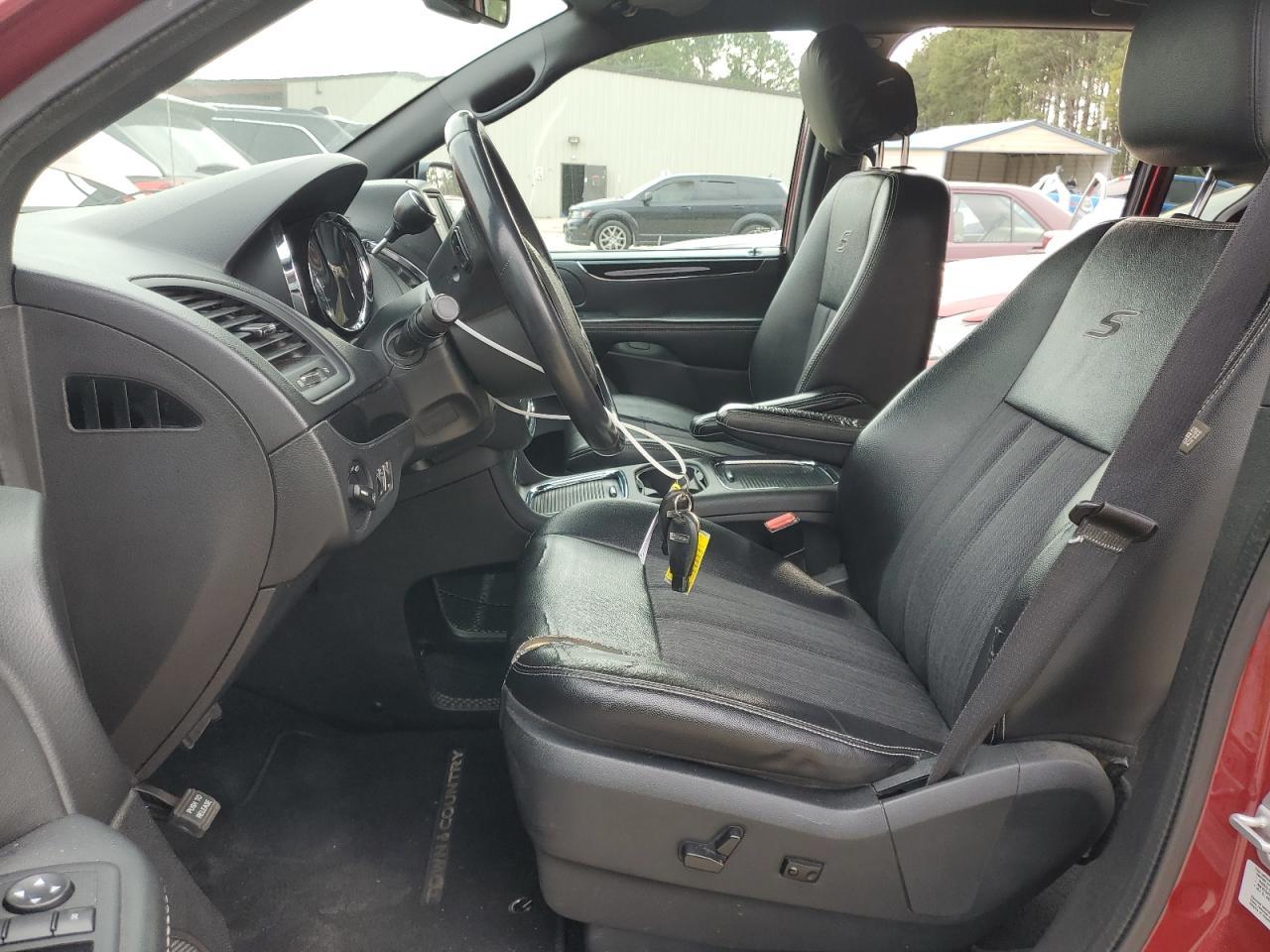 2015 Chrysler Town & Country S - Фото 7