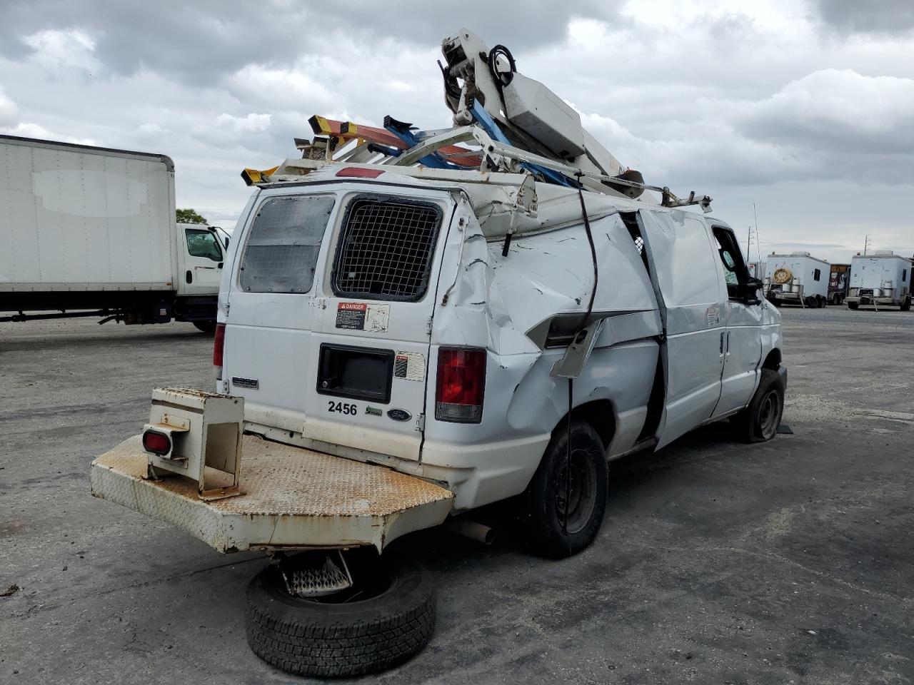 2010 Ford Econoline E350 Super Duty Van - Фото 3