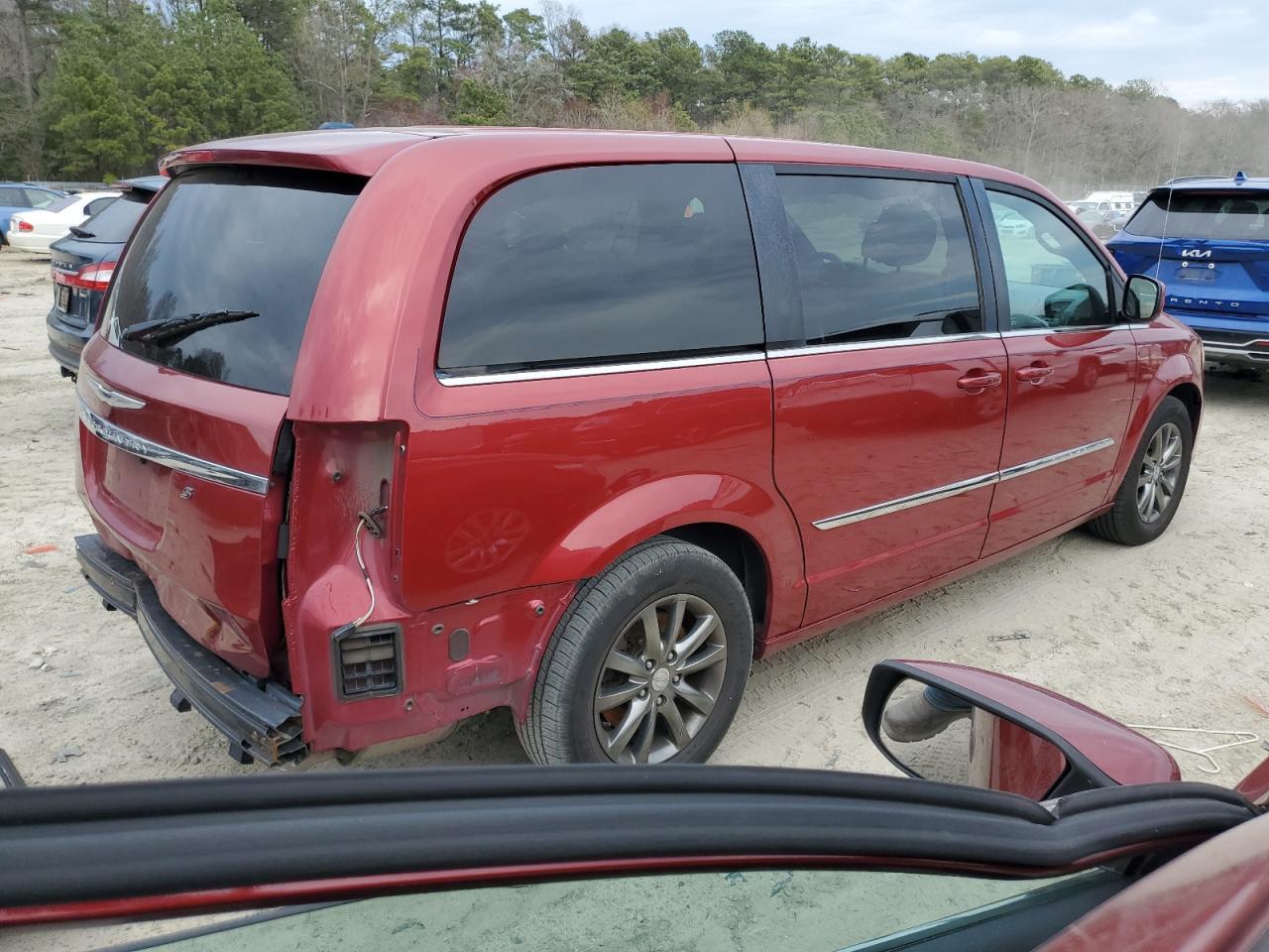 2015 Chrysler Town & Country S - Фото 3