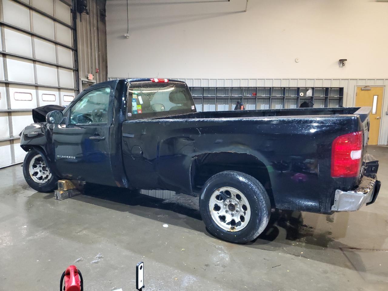 2011 Chevrolet Silverado C1500 - Фото 2