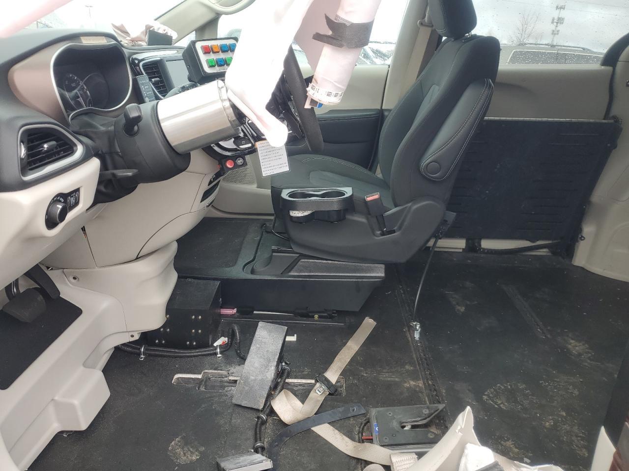 2023 Chrysler Voyager Lx - Image 7