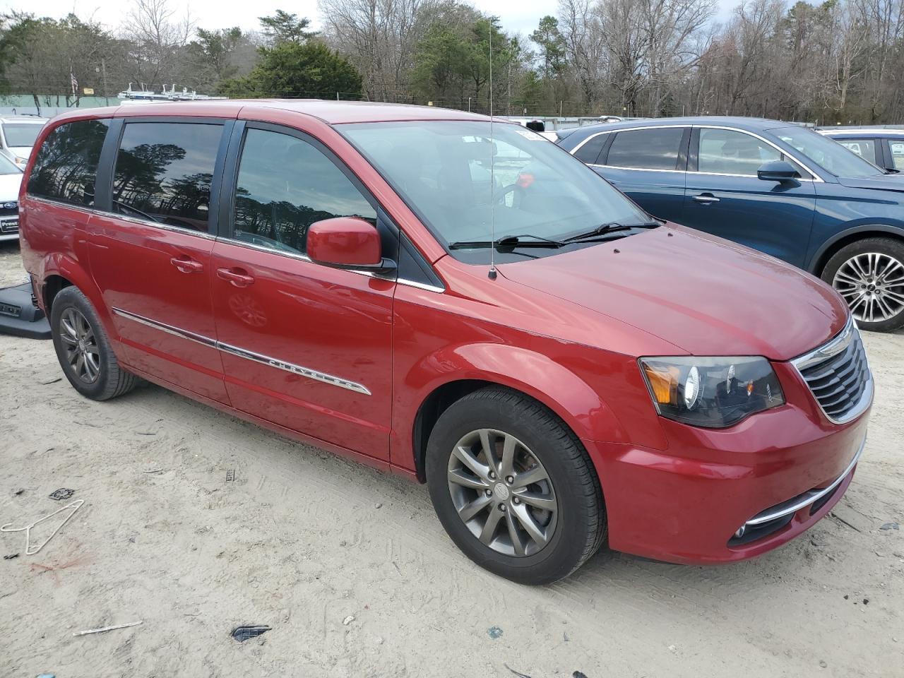2015 Chrysler Town & Country S - Фото 4