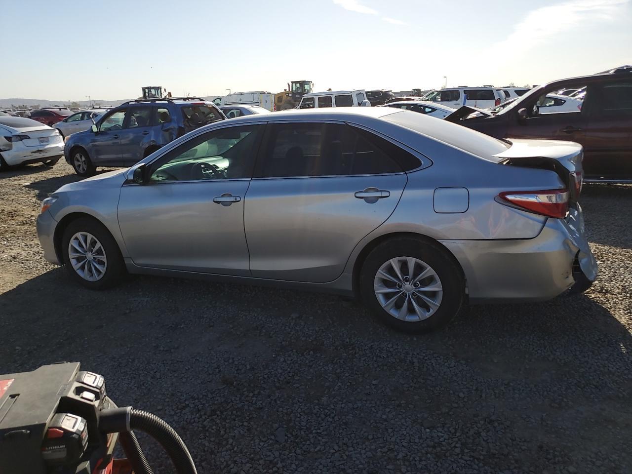 2015 Toyota Camry Le - Фото 2