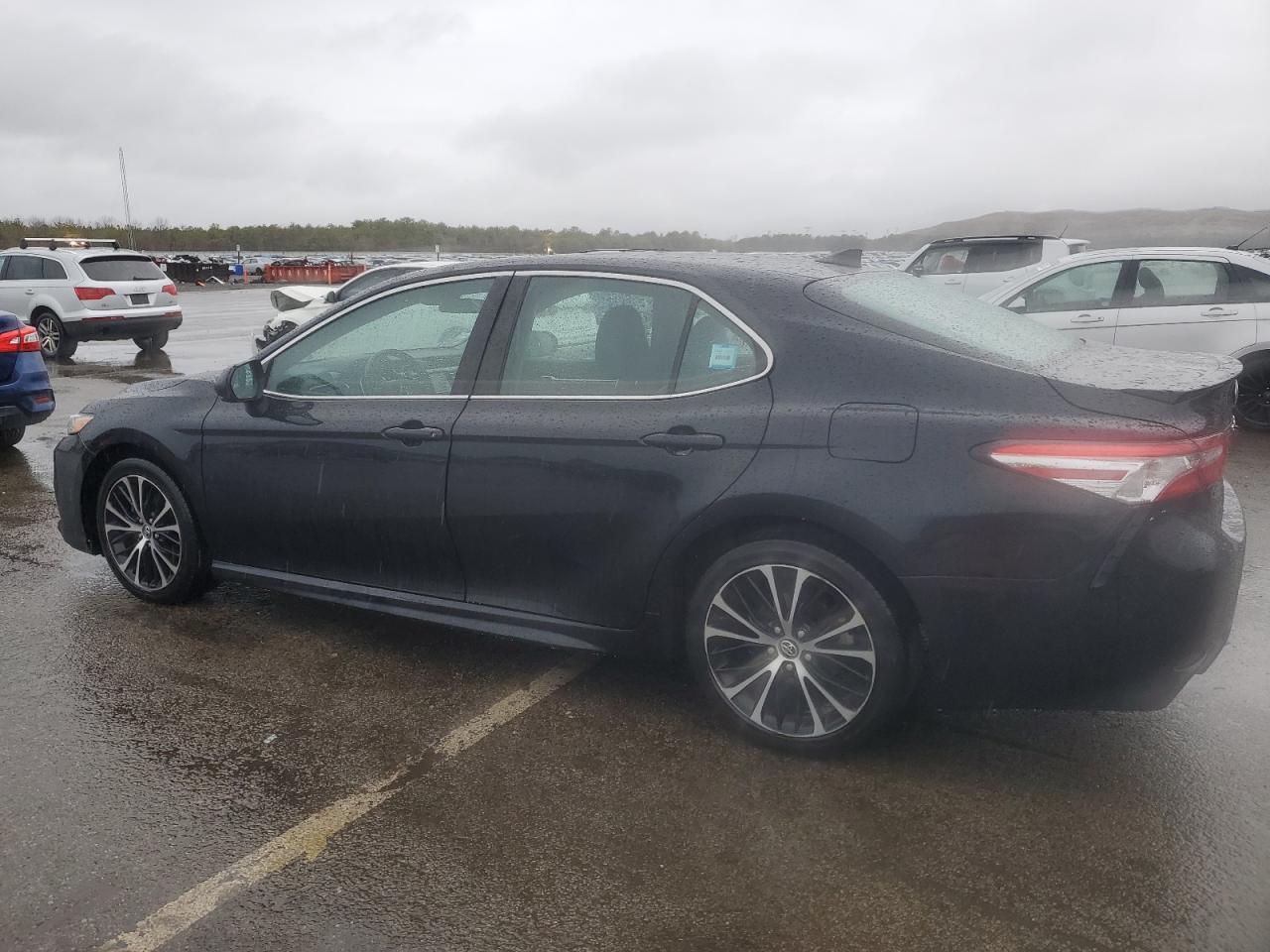 2020 Toyota Camry Se - Фото 2