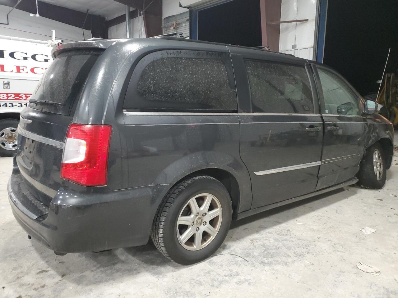 2011 Chrysler Town & Country Touring - Image 3