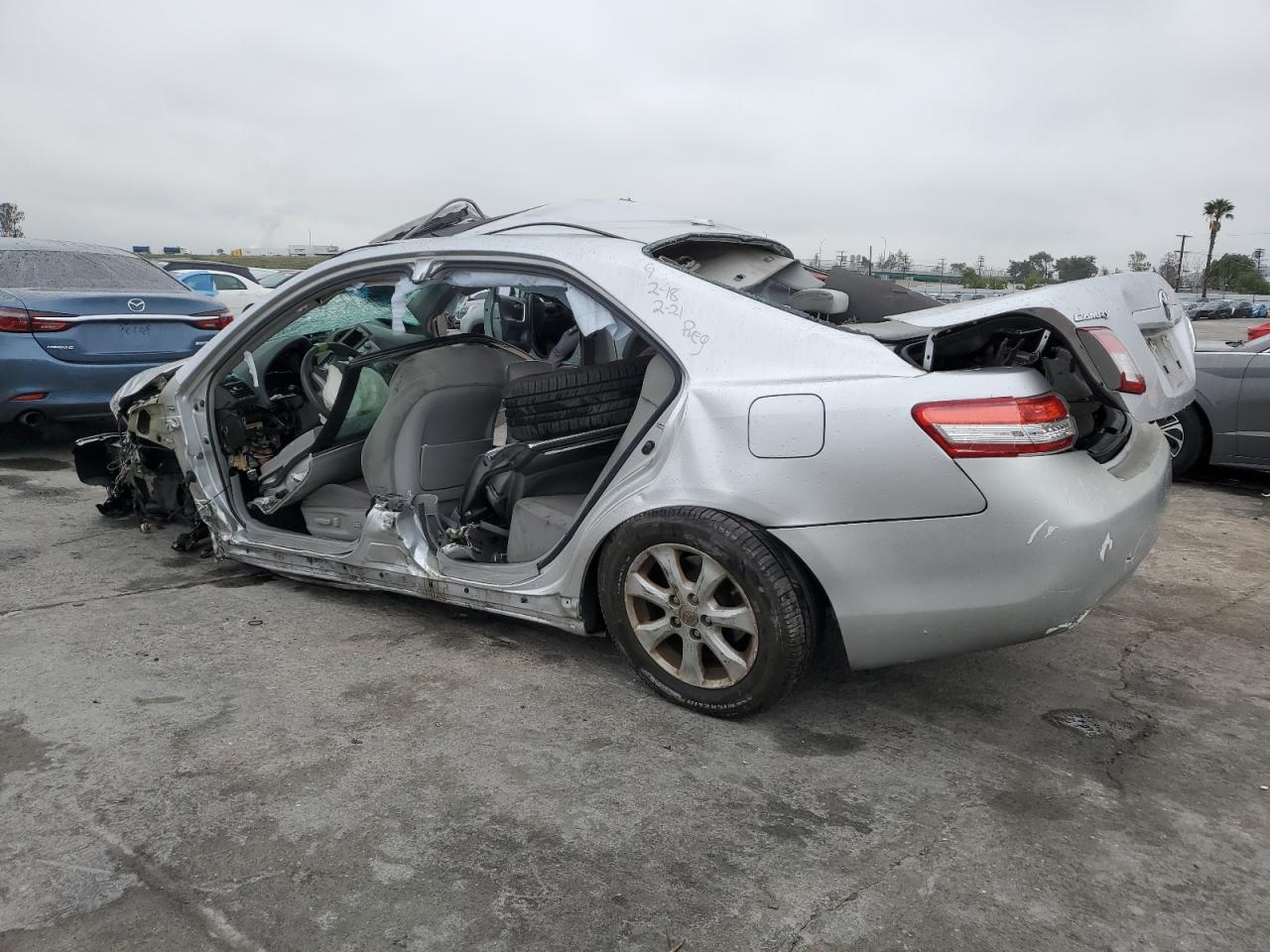 2011 Toyota Camry Base - Фото 2