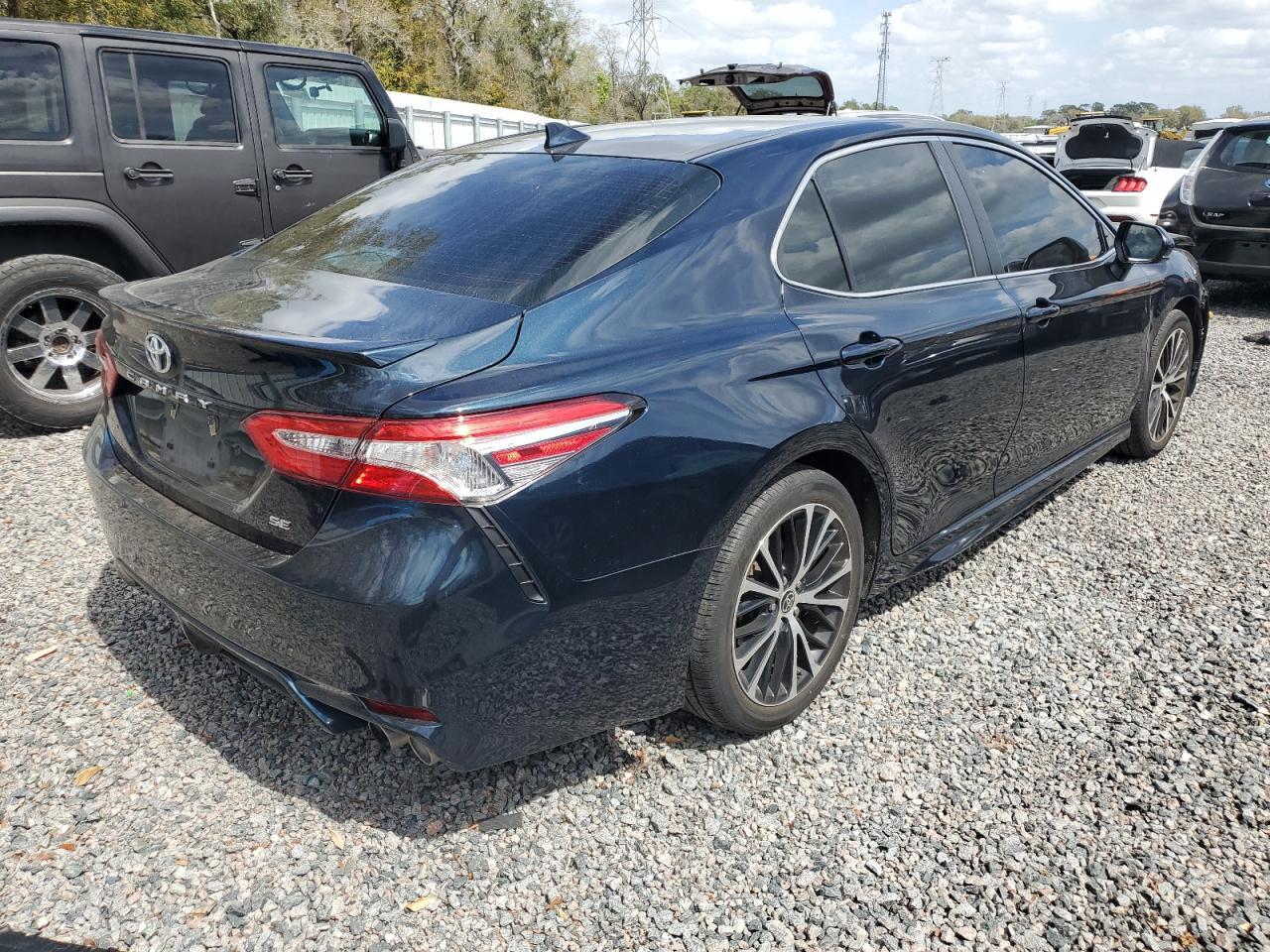 2020 Toyota Camry Se - Фото 3