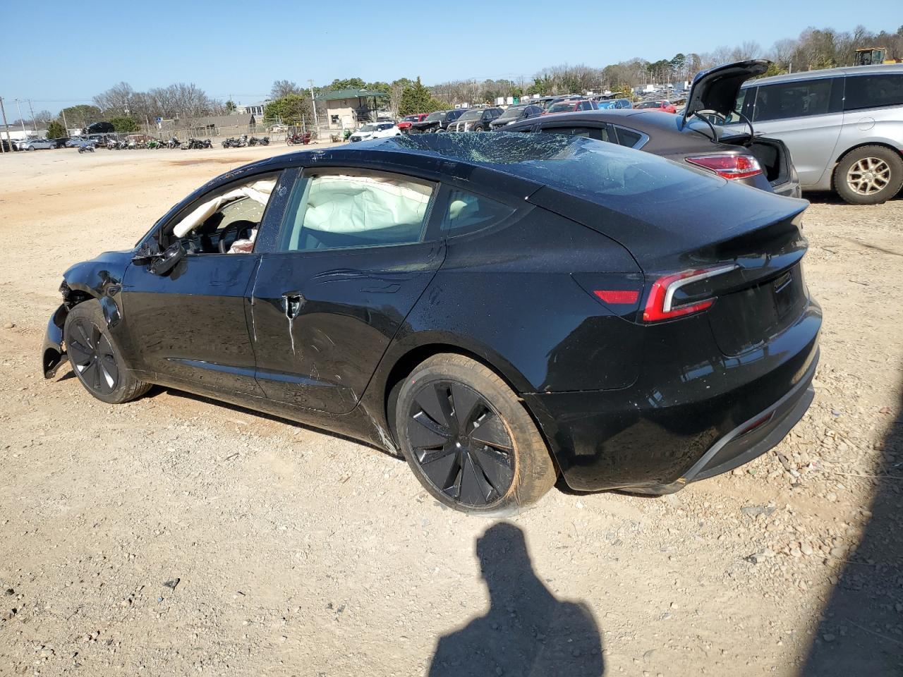 2025 Tesla Model 3 - Фото 2