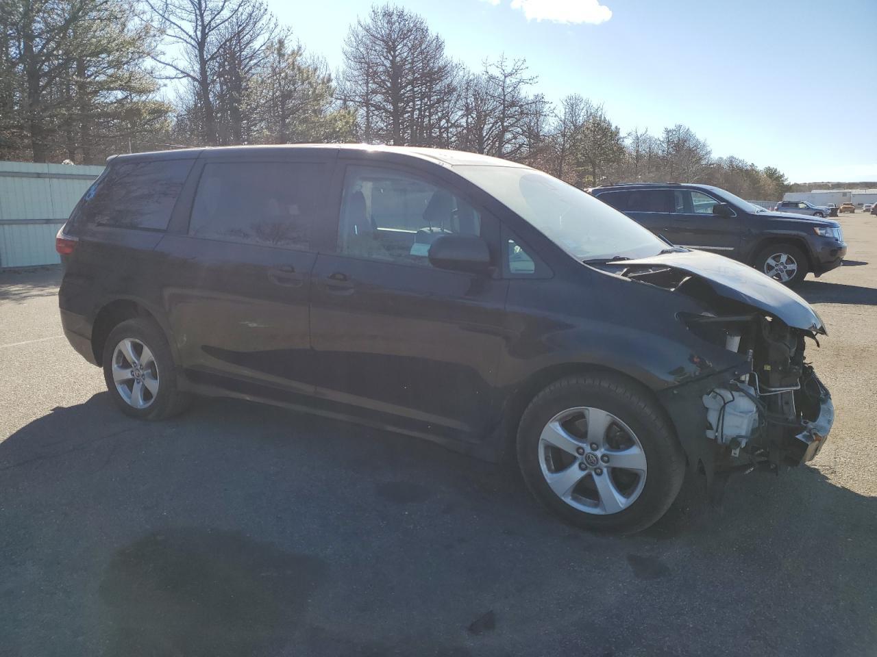 2020 Toyota Sienna L - Image 4