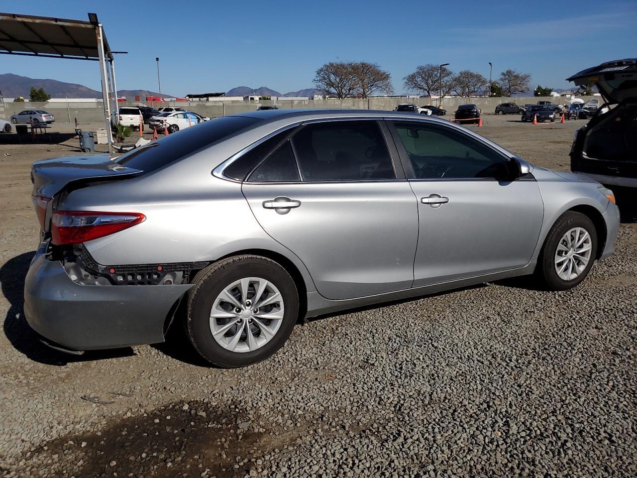 2015 Toyota Camry Le - Фото 3