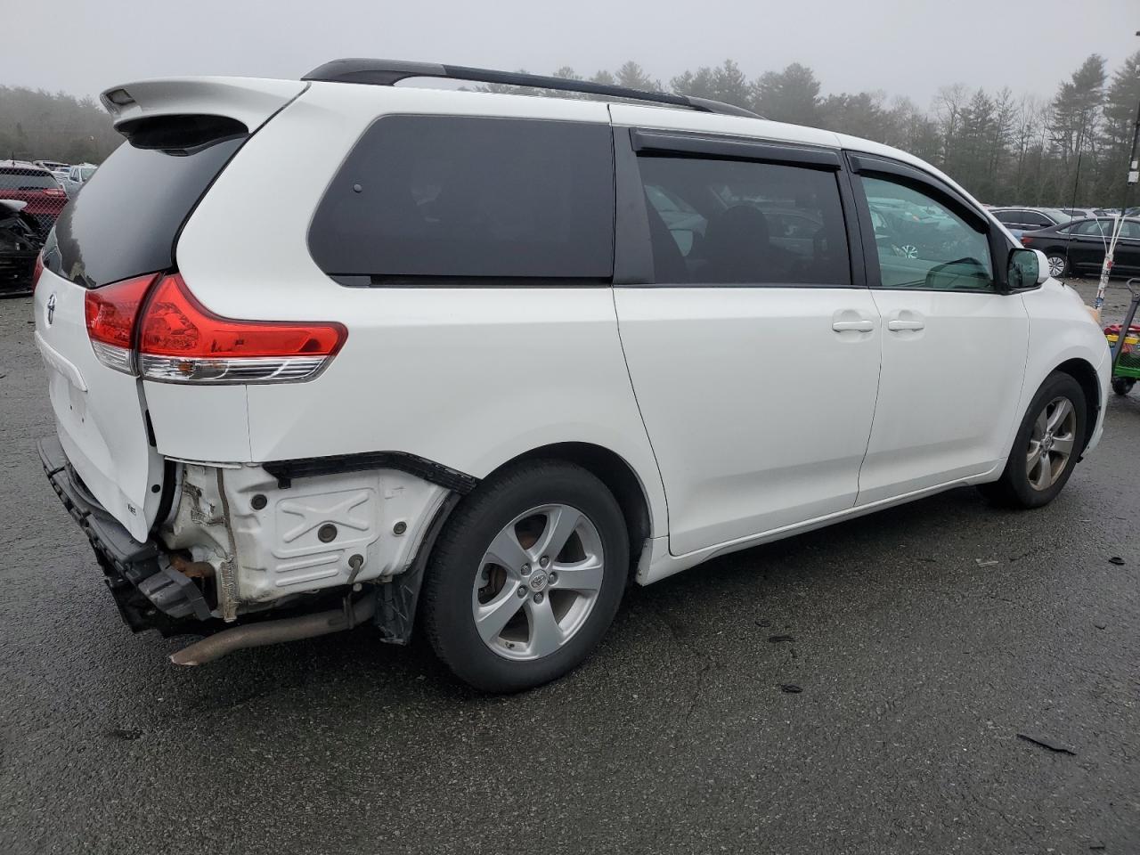2011 Toyota Sienna Le - Фото 3