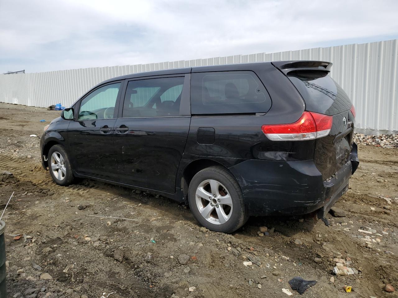 2014 Toyota Sienna - Image 2