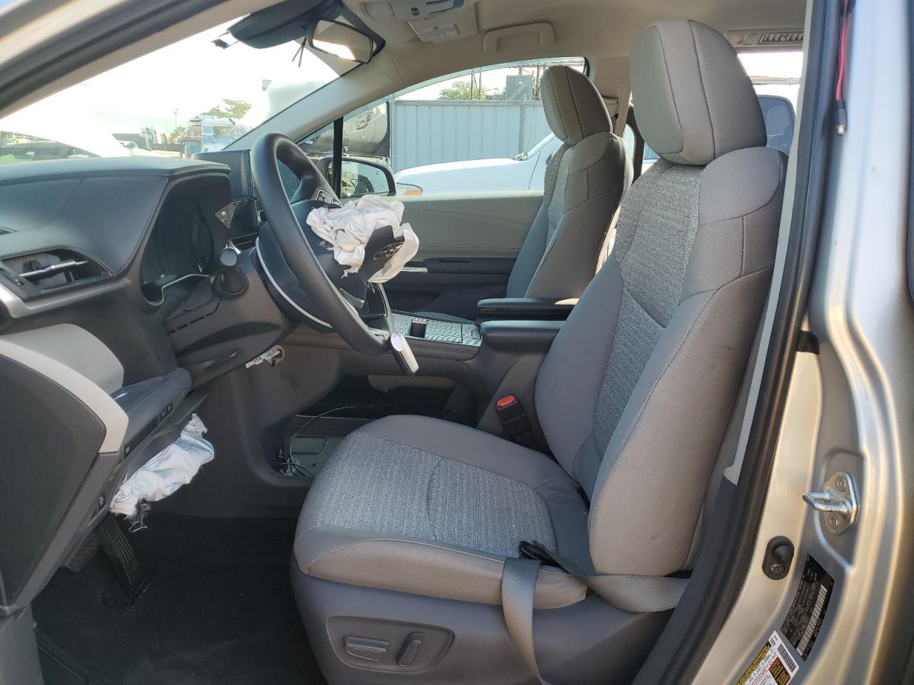 2021 Toyota Sienna Le - Image 7