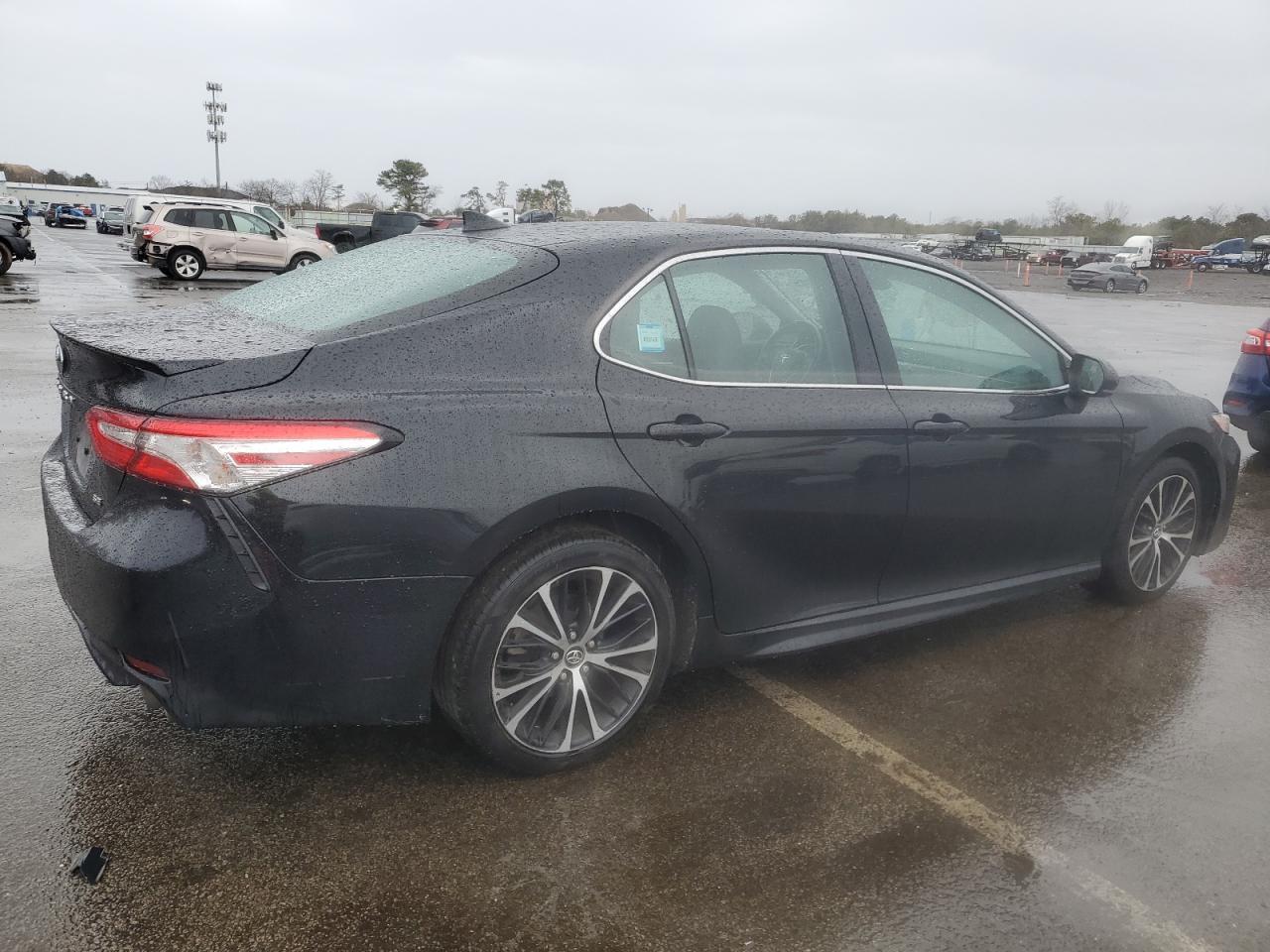2020 Toyota Camry Se - Фото 3